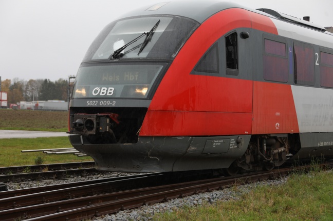 Auto auf Bahnübergang in Pettenbach mit Regionalzug der Almtalbahn kollidiert