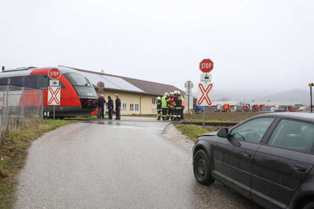 Auto auf Bahnübergang in Pettenbach mit Regionalzug der Almtalbahn kollidiert