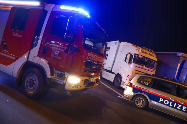 Einsatz der Feuerwehr wegen beschädigtem LKW-Tank auf Autobahnrastplatz bei Kematen am Innbach