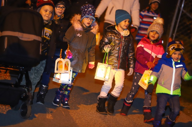 Fest des Hl. Martin: Viele Kinder bei Laternenumzug in Wels-Pernau