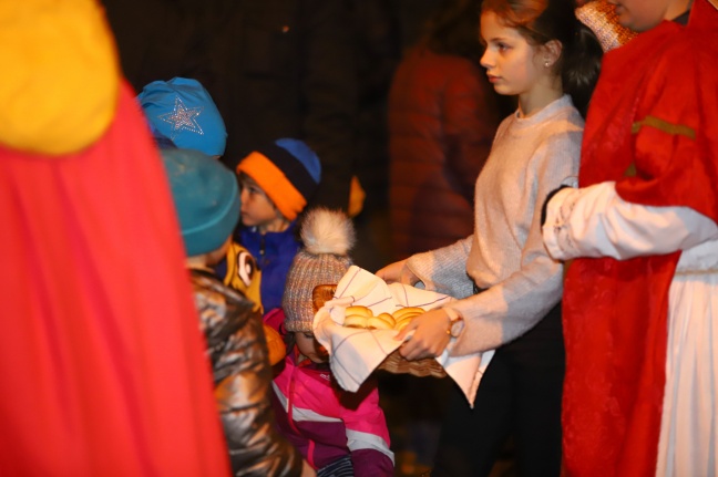 Fest des Hl. Martin: Viele Kinder bei Laternenumzug in Wels-Pernau