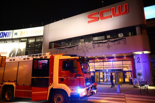 Personenrettung: Zwei Personen in Drehtüre eines Einkaufszentrums in Wels-Waidhausen eingeschlossen