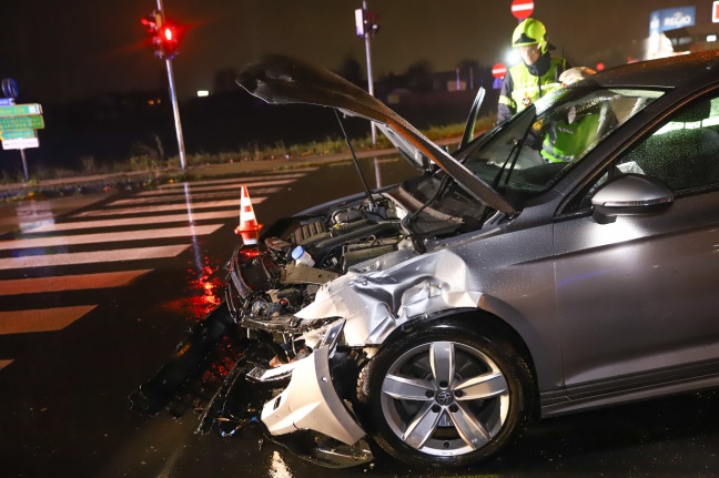 Kollision zwischen Polizeistreife und Auto in Marchtrenk fordert drei Verletzte