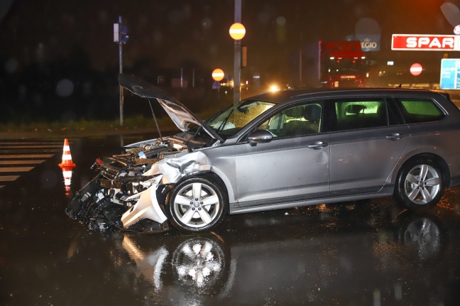 Kollision zwischen Polizeistreife und Auto in Marchtrenk fordert drei Verletzte