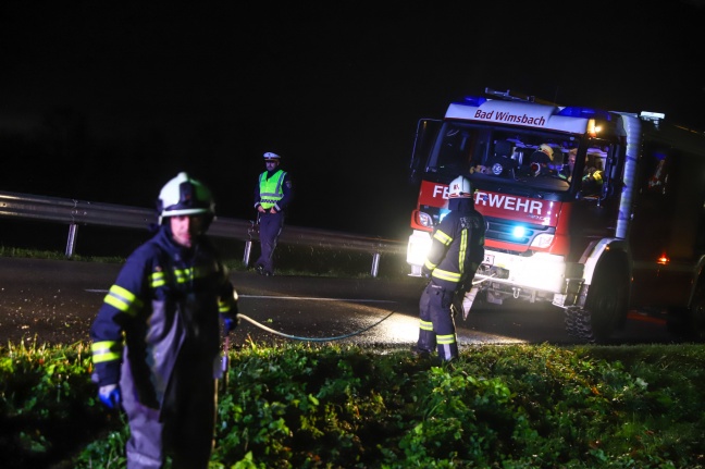 Auto landet bei Unfall in Bad Wimsbach-Neydharting im Wimbach