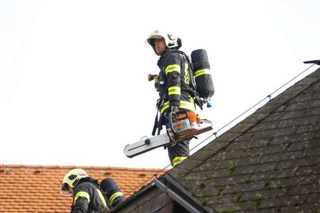 Brand im Bereich des Dachstuhls eines Geschäfts- und Wohngebäude in Wels-Neustadt