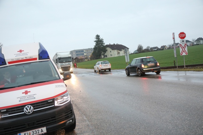 Streifkollision zwischen Auto und Triebwagen der Almtalbahn in Sattledt endet glimpflich