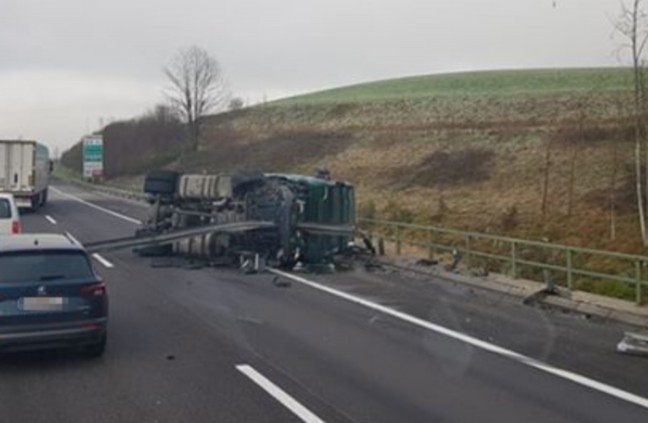 LKW-Zugmaschine nach Verkehrsunfall auf Westautobahn bei Innerschwand am Mondsee umgestürzt