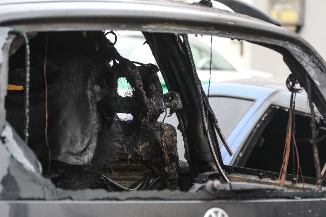 Brandstiftung: Mehrere Fahrzeuge bei KFZ-Servicebetrieb in Traun in Flammen aufgegangen