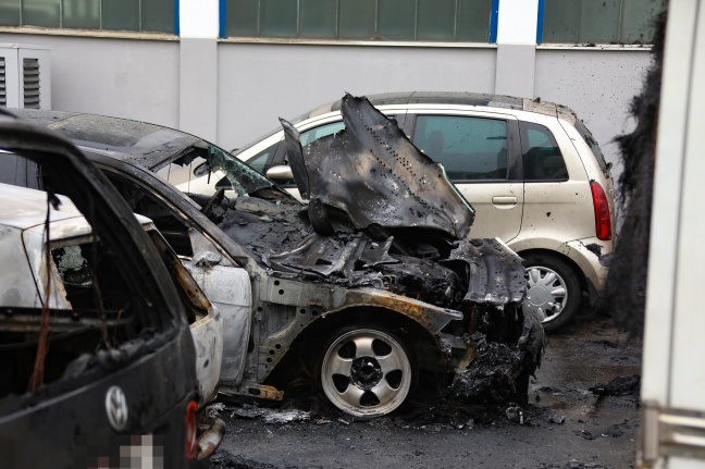 Brandstiftung: Mehrere Fahrzeuge bei KFZ-Servicebetrieb in Traun in Flammen aufgegangen