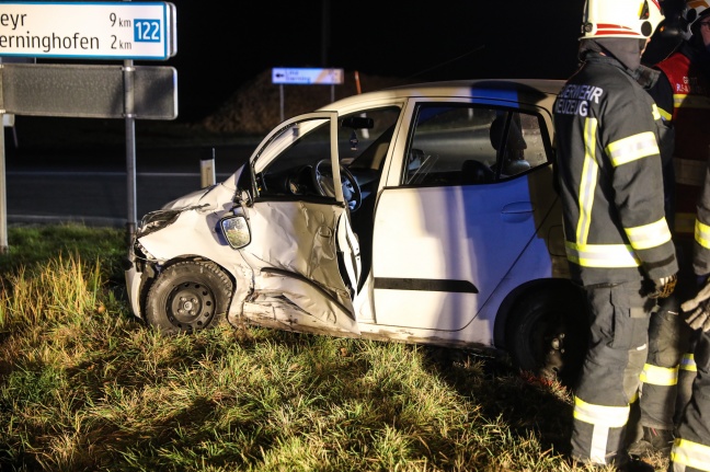 Menschenrettung aus Unfallfahrzeug nach Kreuzungscrash auf Voralpenstraße in Sierning