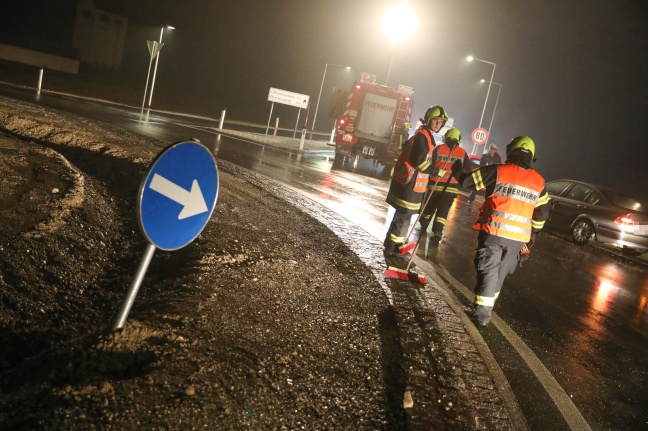 Auto räumt Verkehrsleiteinrichtungen und Straßenbeleuchtung im neuen Kreisverkehr in Gunskirchen ab