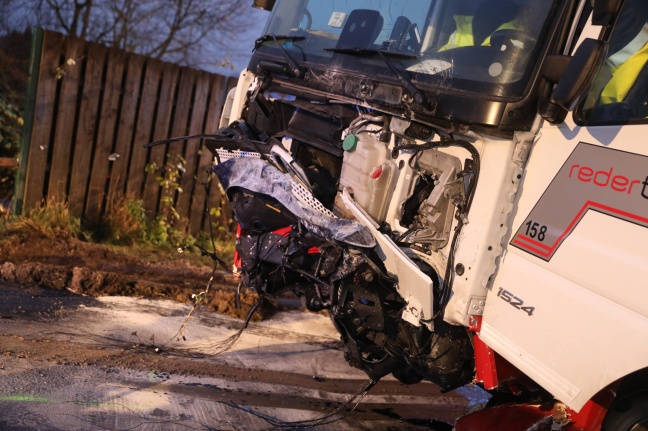 Tödlicher Verkehrsunfall zwischen Auto und LKW auf der Innviertler Straße bei Krenglbach