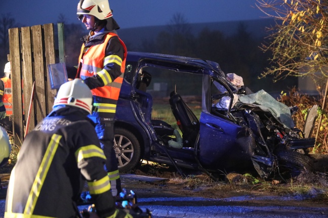 Tödlicher Verkehrsunfall zwischen Auto und LKW auf der Innviertler Straße bei Krenglbach