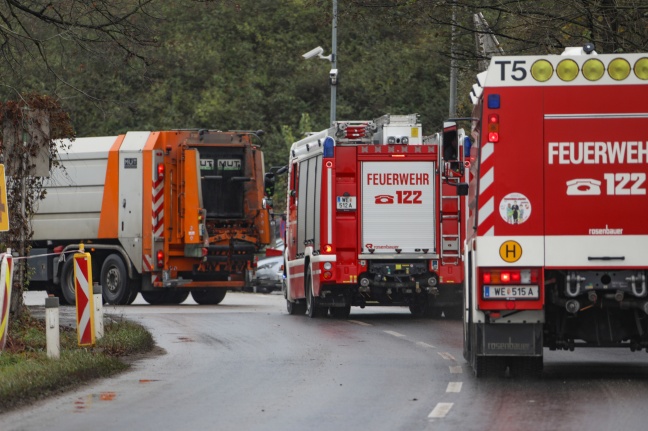 Feuerwehr eskortierte Müllwagen mit brennender Ladung in Wels-Schafwiesen zur Abfallverwertung