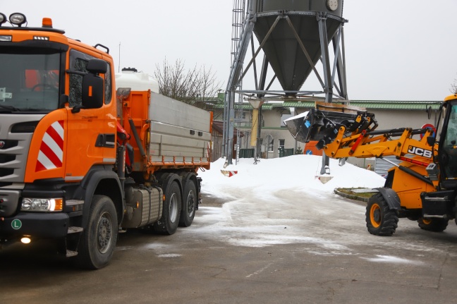 Ursache unklar: 150 Tonnen Streusalz aus Salzsilo in Marchtrenk auf die Straße gerieselt