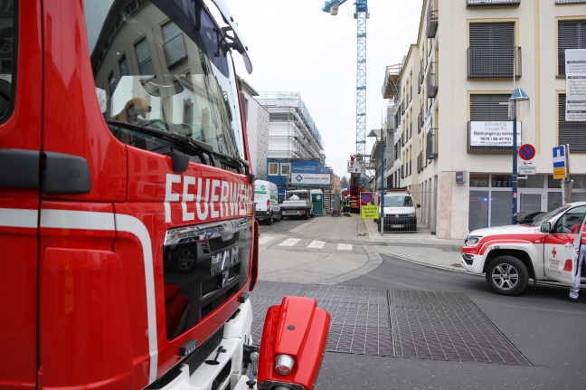 Personenrettung nach schwerem Arbeitsunfall auf Baustelle in Wels-Innenstadt