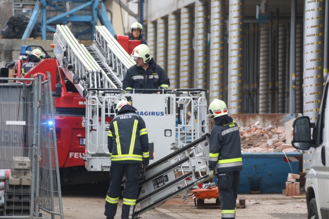 Personenrettung nach schwerem Arbeitsunfall auf Baustelle in Wels-Innenstadt