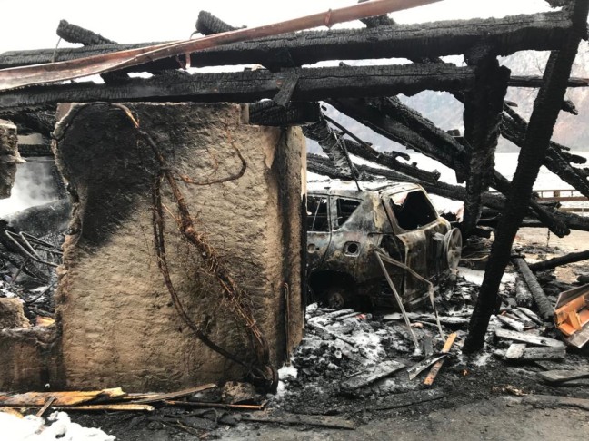 Großeinsatz bei Brand in Hallstatt - Mehrere Hütten und Gebäude teils schwer beschädigt