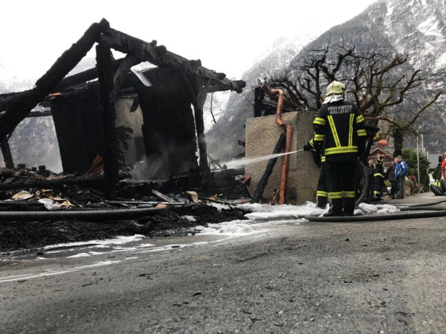 Großeinsatz bei Brand in Hallstatt - Mehrere Hütten und Gebäude teils schwer beschädigt