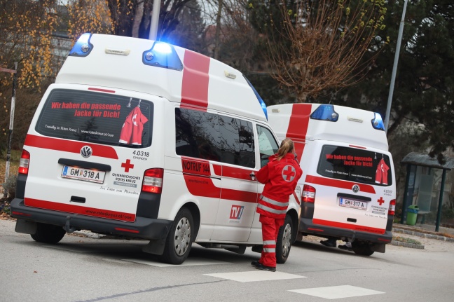 Menschenrettung aus Auto nach Verkehrsunfall in Gmunden
