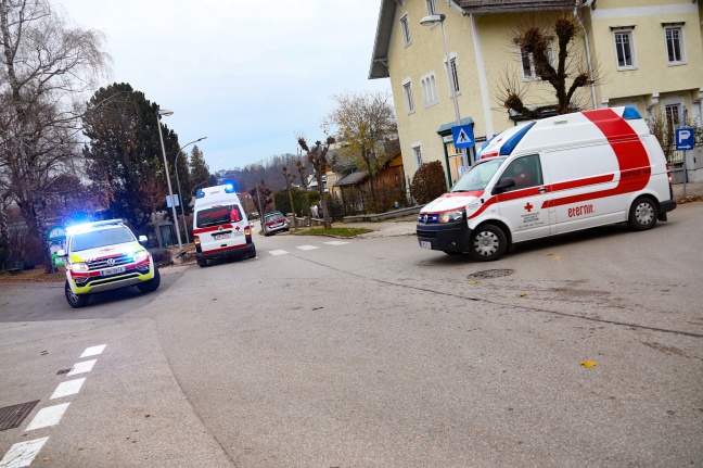 Menschenrettung aus Auto nach Verkehrsunfall in Gmunden