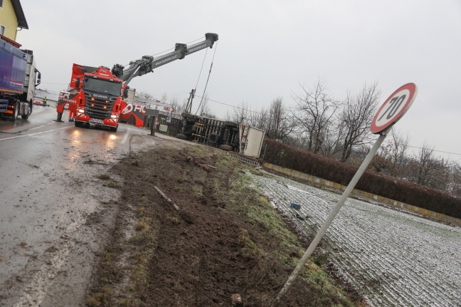 LKW-Anhänger bei Unfall auf Innviertler Straße bei Krenglbach umgestürzt