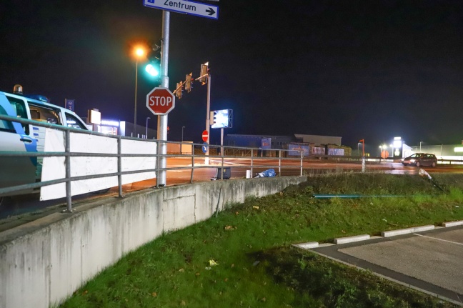 LKW kollidiert in Wels-Waidhausen mit Straßenbeleuchtung