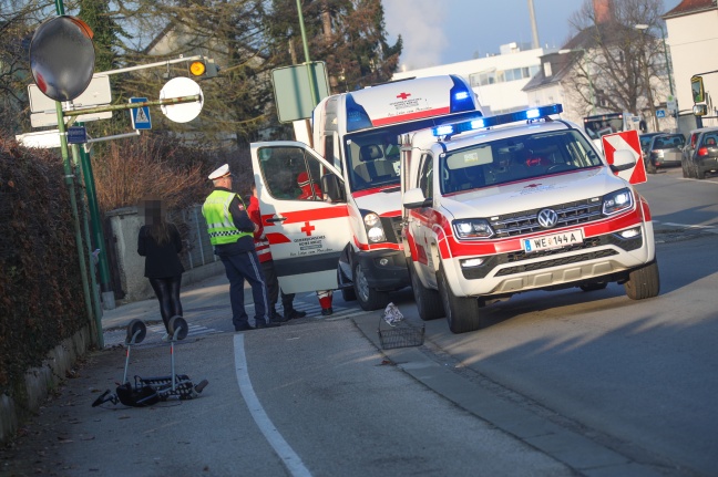 Fußgängerin mit Rollator in Wels-Vogelweide von Fahrzeug erfasst und schwer verletzt