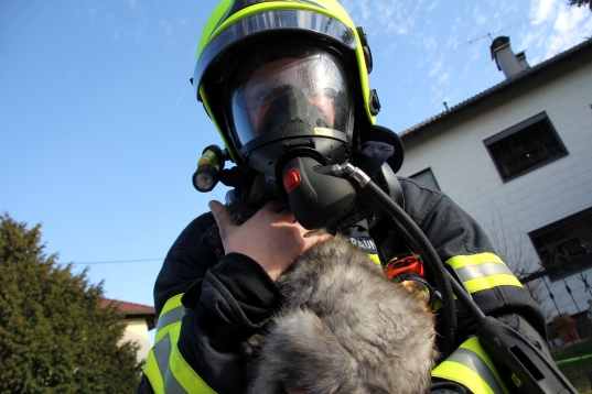 Feuerwehr rettet Katze bei Küchenbrand aus völlig verrauchtem Haus