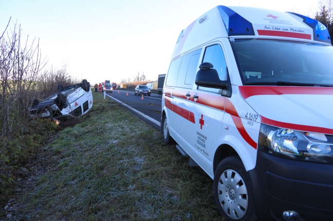 Kleintransporter auf Innkreisautobahn in Krenglbach überschlagen