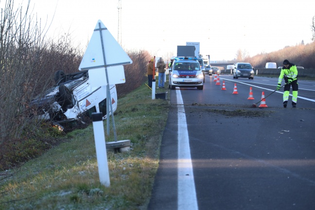 Kleintransporter auf Innkreisautobahn in Krenglbach überschlagen
