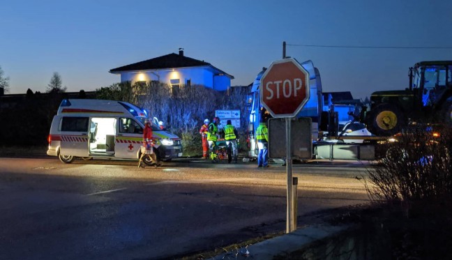 Familie bei Kreuzungscrash zwischen Auto und LKW in Steinerkirchen an der Traun verletzt