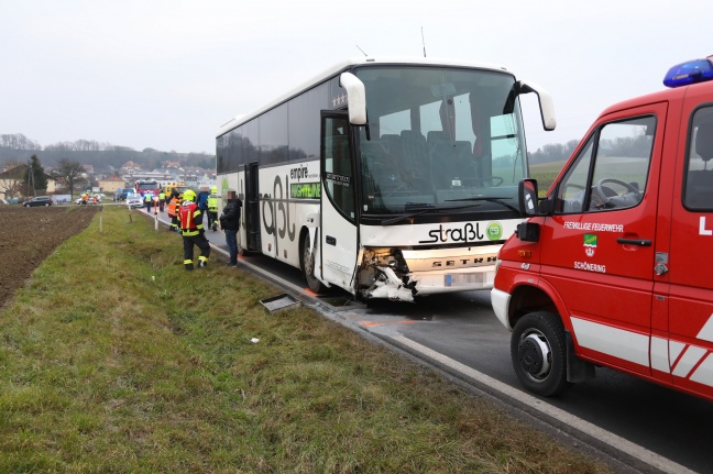 Kollision zwischen Auto und Bus auf Eferdinger Straße in Wilhering fordert einen Schwerverletzten