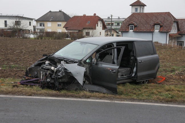 Kollision zwischen Auto und Bus auf Eferdinger Straße in Wilhering fordert einen Schwerverletzten