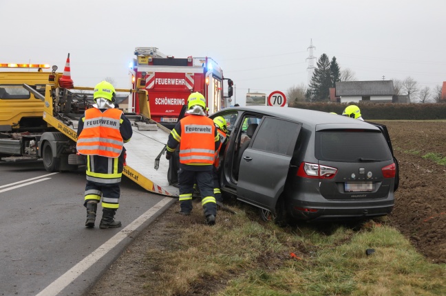 Kollision zwischen Auto und Bus auf Eferdinger Strae in Wilhering fordert einen Schwerverletzten