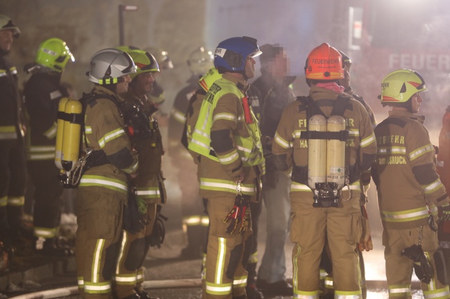 Brand eines Holzhauses in Haag am Hausruck fordert zwei Verletzte