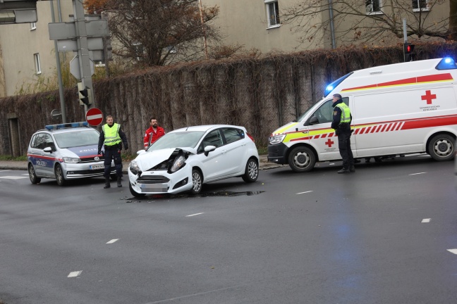 Auto in einem Kreuzungsbereich in Wels-Pernau mit Linienbus kollidiert