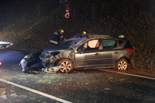 Lenker unverletzt: Auto bei Unfall auf der "Umfahrung Lambach" überschlagen