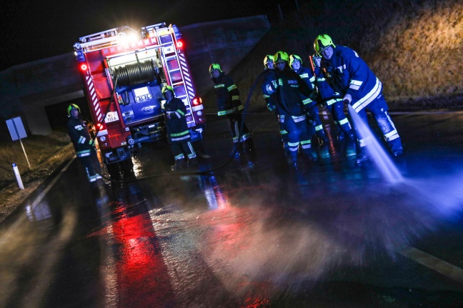 Lenker unverletzt: Auto bei Unfall auf der "Umfahrung Lambach" überschlagen