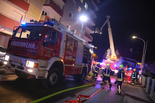 Vier Verletzte bei nächtlichem Wohnungsbrand in Vöcklabruck