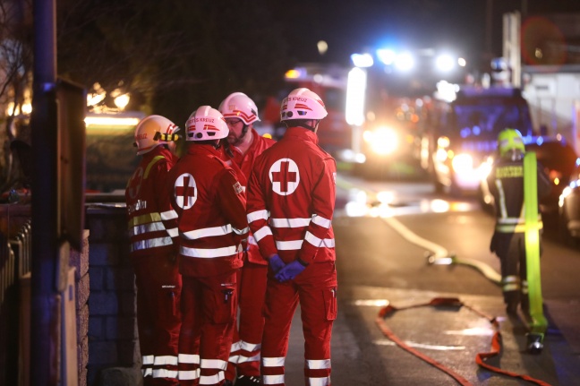 Vier Verletzte bei nächtlichem Wohnungsbrand in Vöcklabruck