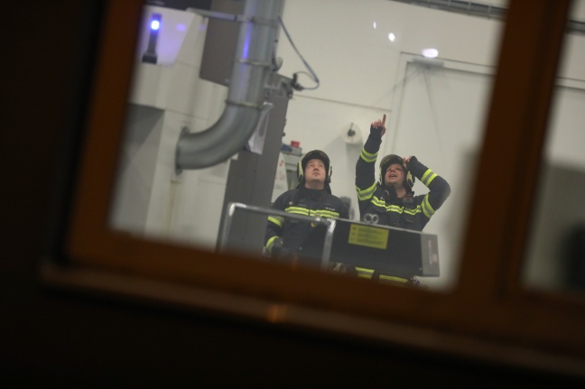 Rauchentwicklung sorgt für Einsatz der Feuerwehr bei Unternehmen in Wels-Pernau