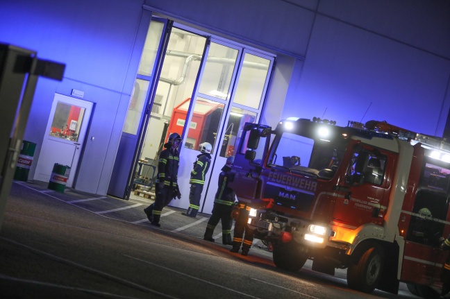Rauchentwicklung sorgt für Einsatz der Feuerwehr bei Unternehmen in Wels-Pernau