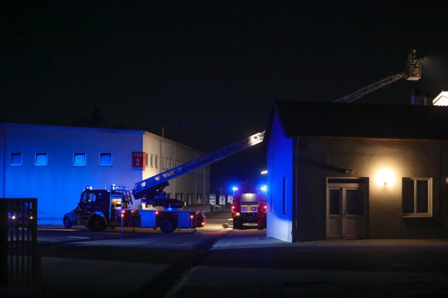 Nächtlicher Brandeinsatz bei Heizsystemherstellungsbetrieb in Grieskirchen