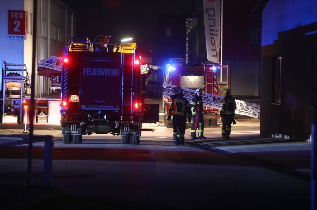 Nächtlicher Brandeinsatz bei Heizsystemherstellungsbetrieb in Grieskirchen