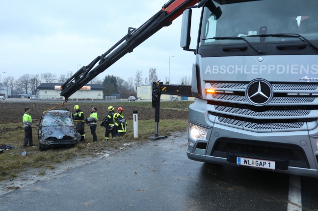 Schwerverletzter bei Verkehrsunfall mit Autoüberschlag in Neukirchen bei Lambach