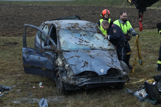 Schwerverletzter bei Verkehrsunfall mit Autoüberschlag in Neukirchen bei Lambach