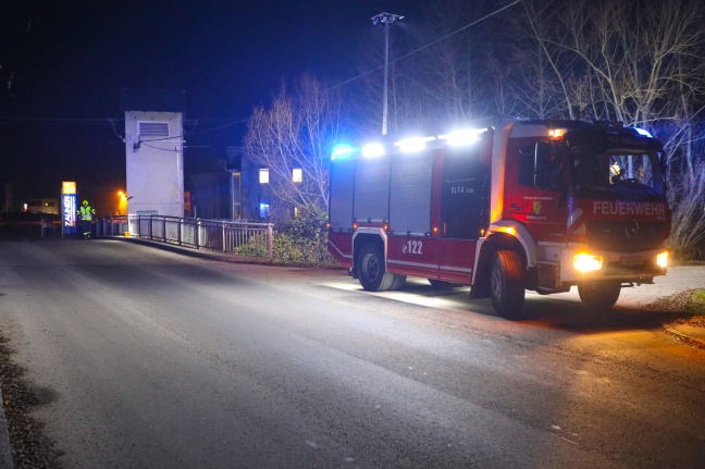 Einsatz der Feuerwehr nach Dieselaustritt in den Innbach bei Wallern an der Trattnach