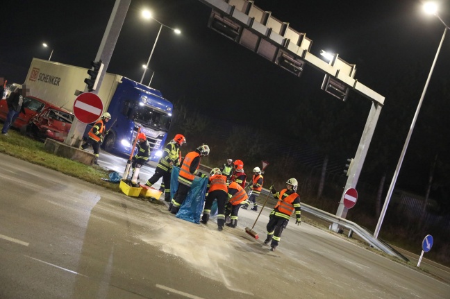 Verkehrsunfall zwischen Auto und Kleintransporter in Thalheim bei Wels